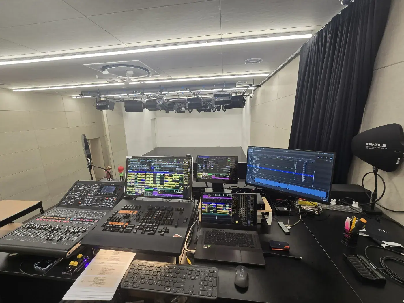 오퍼레이션 부스에서 바라본 ATELIER HALL 무대